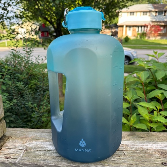 Manna Ombre Motivational Plastic Water Bottle with Leakproof Lid, 3.7-L or 1-Gal - Picture 6 of 6